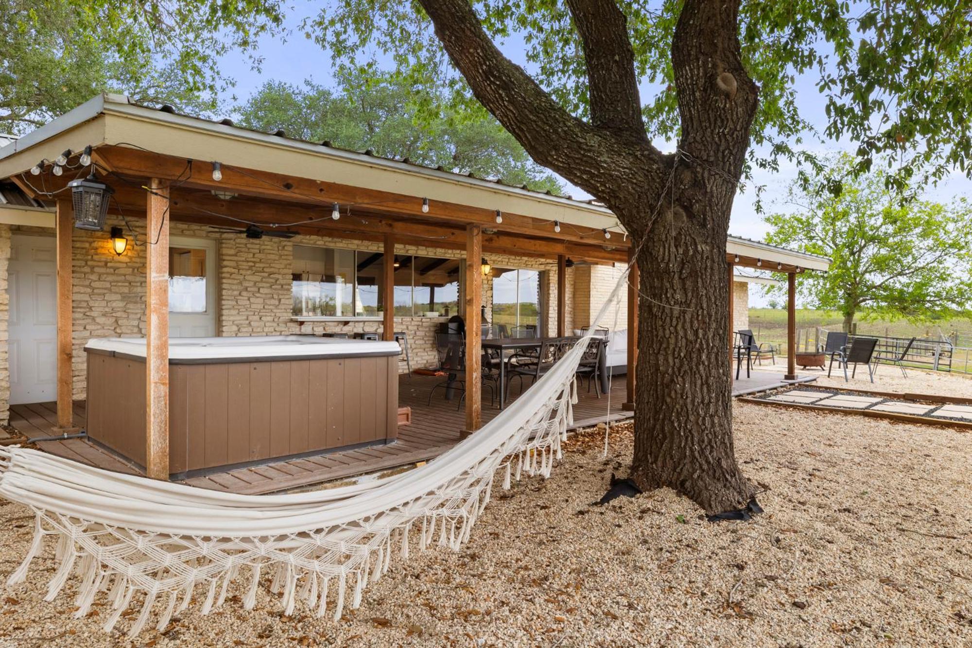 הוילה סן מרקוס Farm Retreat With Jacuzzi, Fire Pit, Mini Goats, Mini Ponies And Mini Cows חדר תמונה