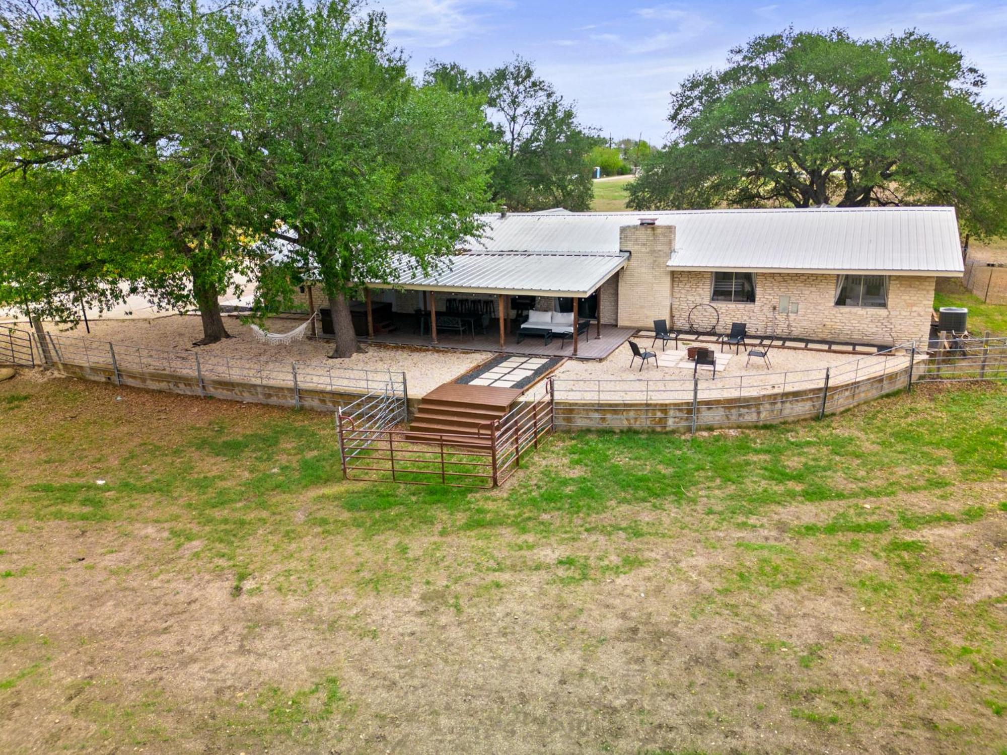 הוילה סן מרקוס Farm Retreat With Jacuzzi, Fire Pit, Mini Goats, Mini Ponies And Mini Cows חדר תמונה